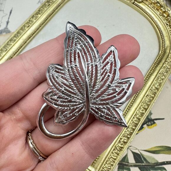 Vintage Monet Silver Tone Filigree Leaf Brooch Pin - Picture 2 of 4